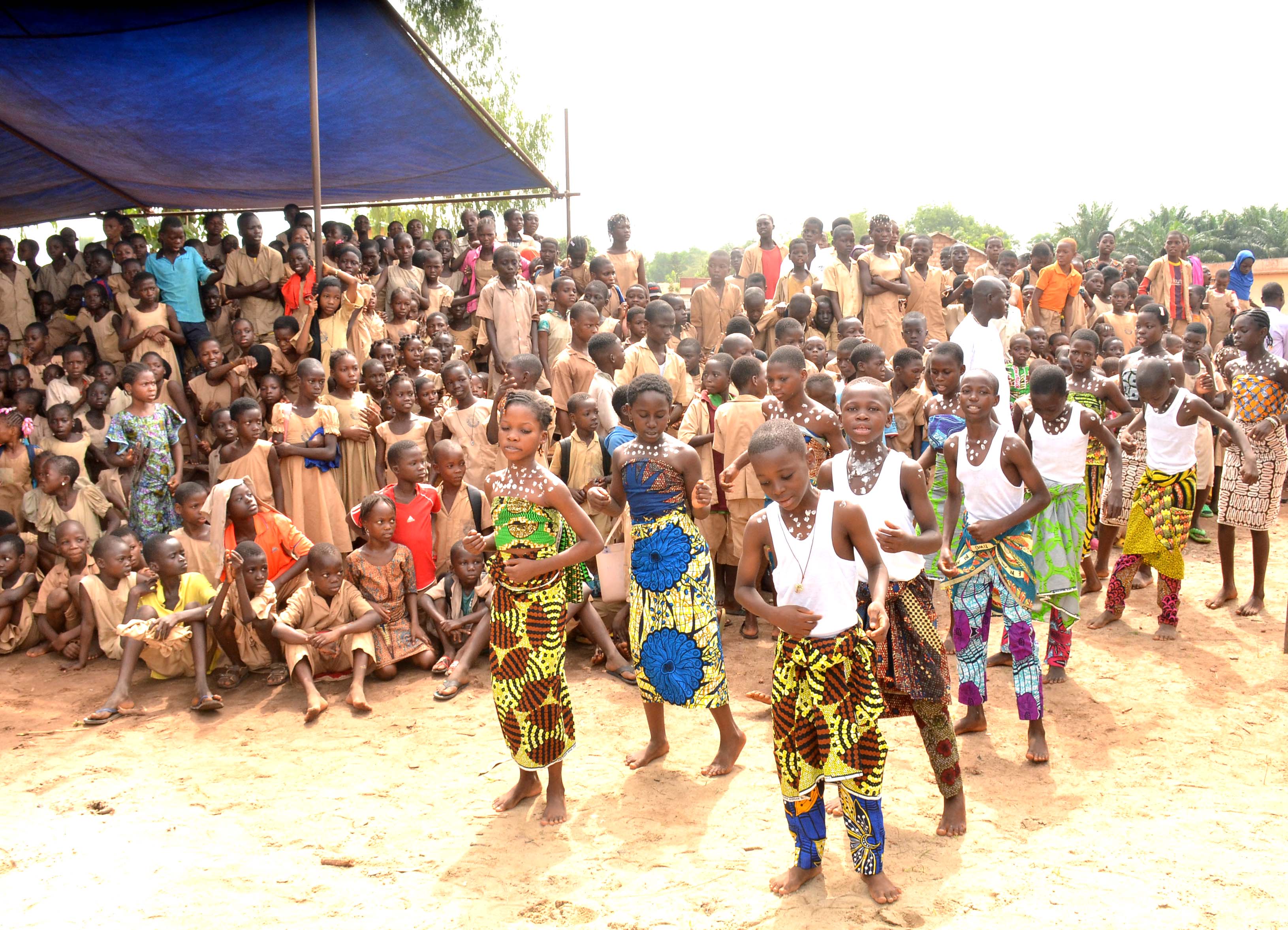 Tanzende Kinder bei der Eröffnung der Schule